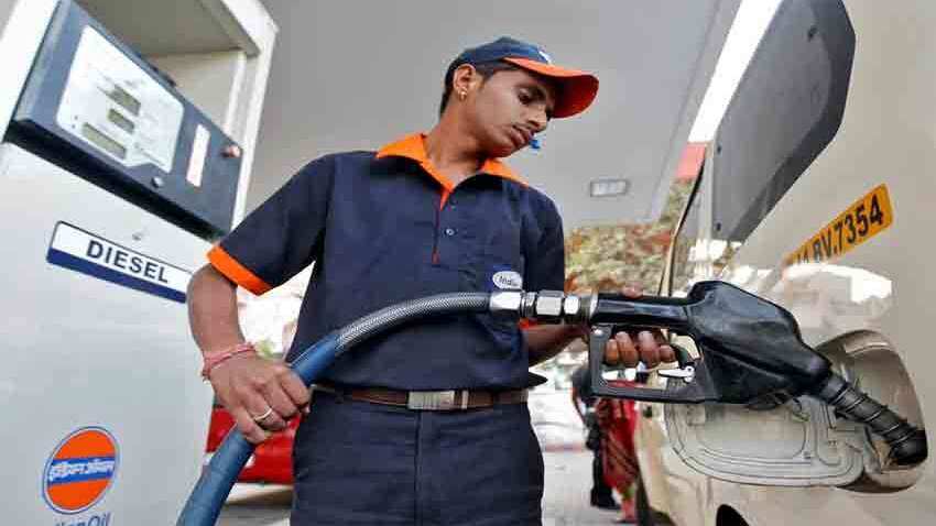Petrol-Diesel Price Today: आज एक लीटर पेट्रोल-डीजल के लिए देनी होगी ये कीमत, यहां जानें एक लीटर का रेट 