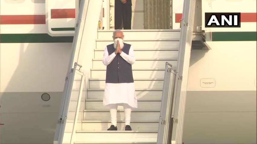 PM नरेंद्र मोदी पहुंचे Dhaka, भारत और बांग्‍लादेश के बीच शुरू करेंगे Train Service