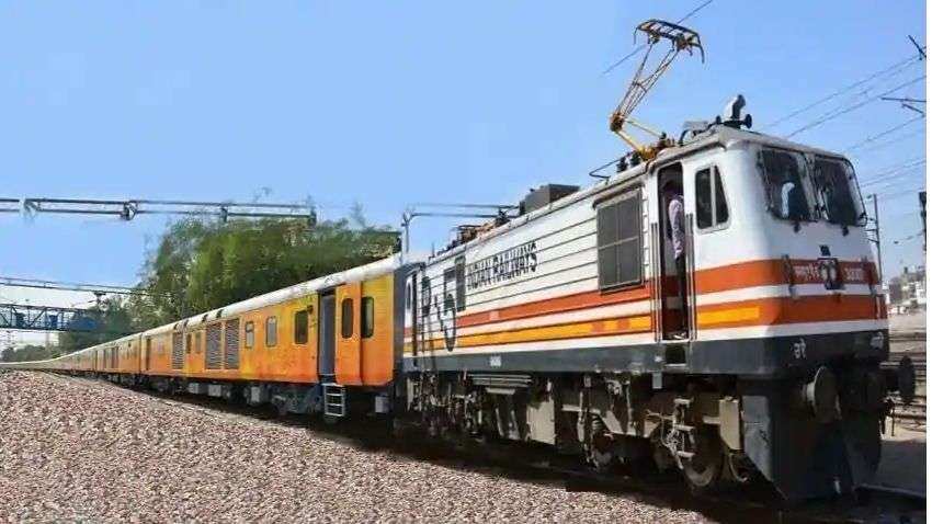 Indian Railways News: ट्रेन में इन चीजों के साथ सफर करना पड़ेगा महंगा, 3 साल तक की होगी जेल