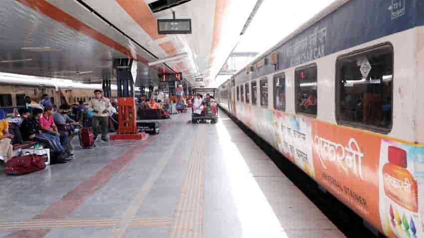 Indian Railways: डिमांड के हिसाब से पटरी पर दौड़ रही हैं ट्रेनें, इन शहरों के लिए अतिरिक्त Trains चलेंगी