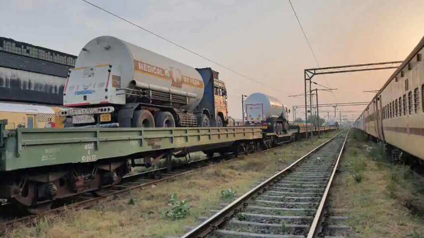 Oxygen Express: रेलवे ने पिछले 24 घंटे में 10 कंटेनरों में 150 टन ऑक्सीजन की आपूर्ति की 