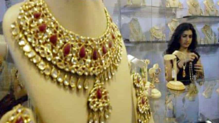 Gold price today in Delhi: सोने में मामूली तेजी चांदी की चमक पड़ी फीकी, जानिए कितना सस्ता हुआ 10 ग्राम गोल्ड