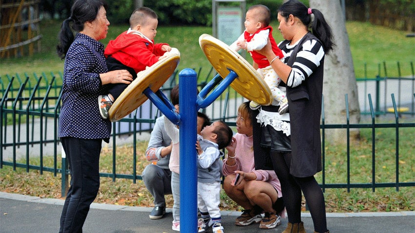 बूढ़े होते चीन को घटती आबादी पर आई अक्ल, तीन बच्चे पैदा करने की दी इजाजत 