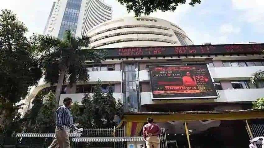 Stock Market Updates: RBI के एलानों से बाजार में बिकवाली, लाल निशान में बंद हुए सेंसेक्स और निफ्टी; ONGCT टॉप गेनर