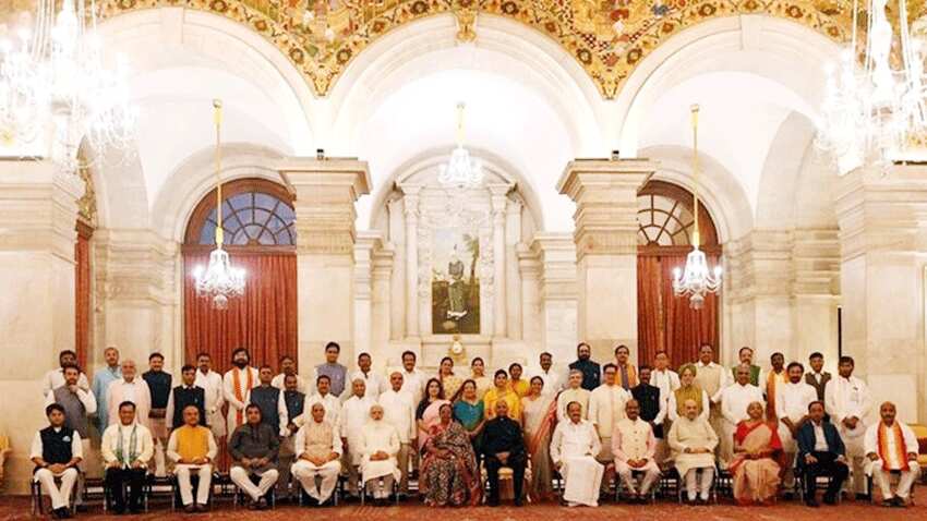 Cabinet Reshuffle 2021: PM मोदी की नई टीम की पहली तस्वीर- 15 कैबिनेट, 28 राज्‍य मंत्री को मिली जगह