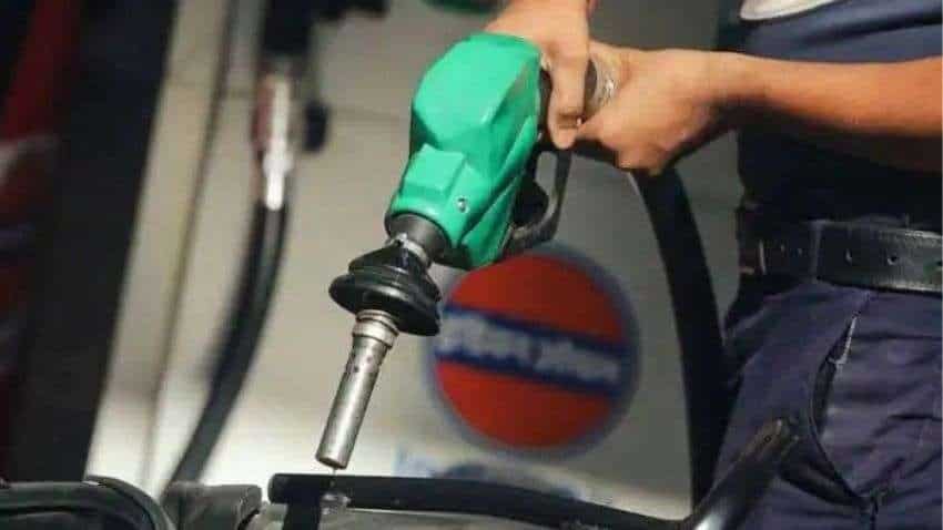 Petrol-Diesel Price: फिर बढ़ गए पेट्रोल-डीजल के दाम, टंकी फुल कराने से पहले यहां जानिए आज के रेट