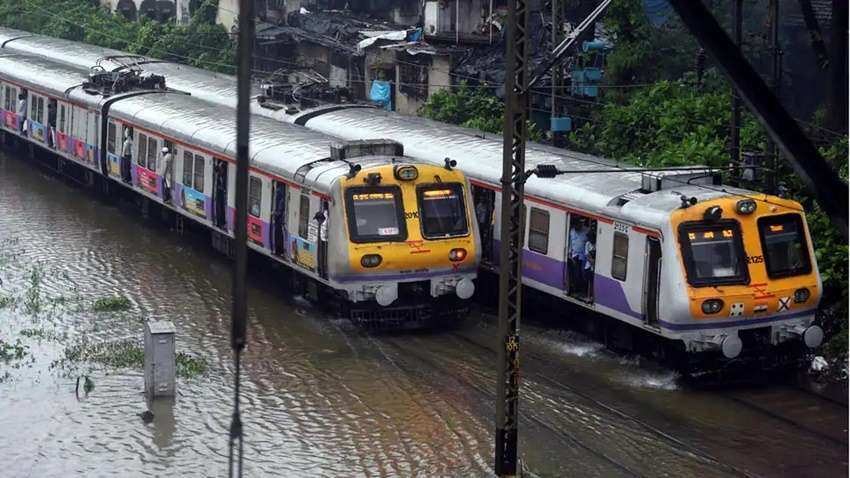 Heavy rain in Mumbai: भारी बारिश से डूबे रेलवे ट्रैक, कई लोकल ट्रेन अगले आदेश तक बंद