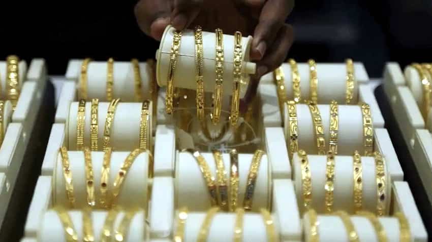 Gold price Today: दिल्ली सर्राफा बाजार में सस्ता हुआ सोना, हफ्ते के पहले दिन गिरा 10 ग्राम का भाव