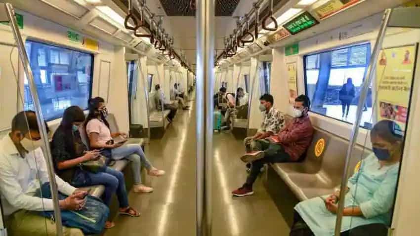 दिल्ली में राहत: Metro और डीटीसी बस में सोमवार से 100% सीट पर कर सकेंगे सफर, खड़े रहने की नहीं होगी परमिशन