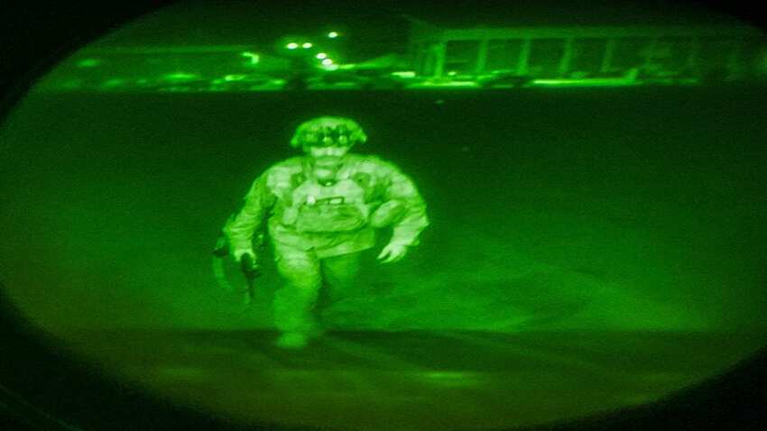 Afghanistan Crisis: 20 साल लंबा अमेरिकी मिशन अब खत्म, विमान चढ़ते इस आखिरी सैनिक की तस्वीर हो रही वायरल