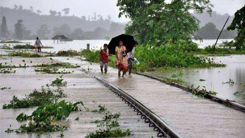 Indian Railways: इस इलाके में रेलवे ट्रैक पर आया पानी, कैंसिल हुईं कई ट्रेनें; जानिए डिटेल्स