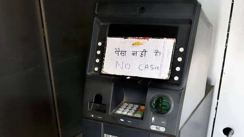 ATM में कैश नहीं तो देनी पड़ेगी पेनल्‍टी, RBI के आदेश से मुश्किल में बैंक