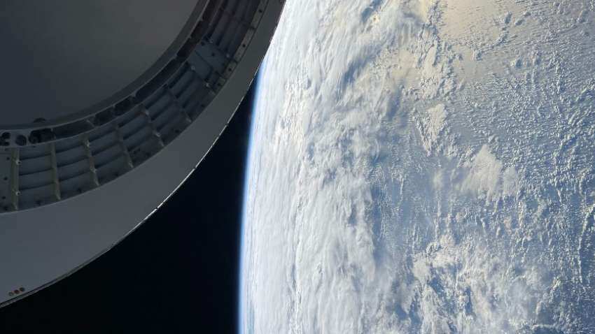 iPhone से कैसी दिखती है पृथ्वी, स्पेस की सैर पर निकले अरबपति ने शेयर की तस्वीर
