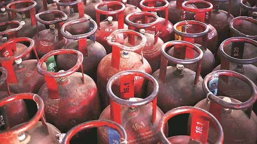 LPG Gas Cylinder Price: 265 रुपए महंगा हुआ गैस सिलेंडर, दिवाली से पहले कंपनियों ने 19Kg सिलेंडर के दाम बढ़ाए