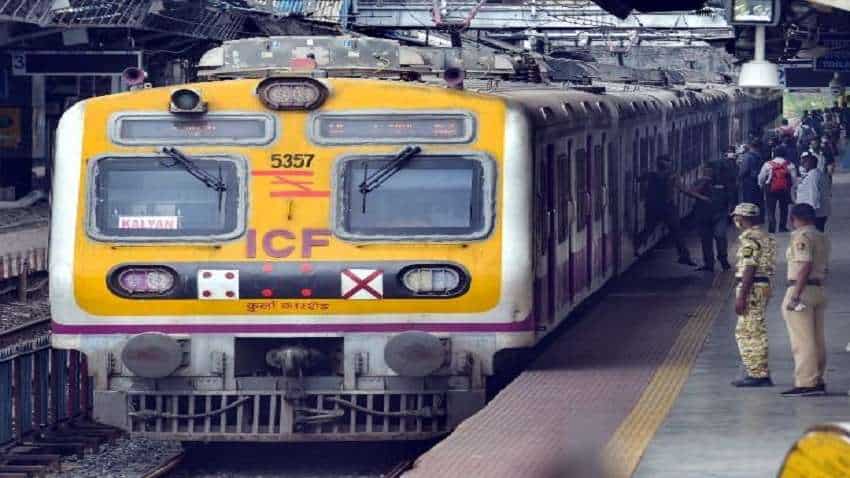 Mumbai Local: मुंबई में 8 और AC लोकल ट्रेन चलाएगी रेलवे, मुसाफिरों की बढ़ेगी सुविधा