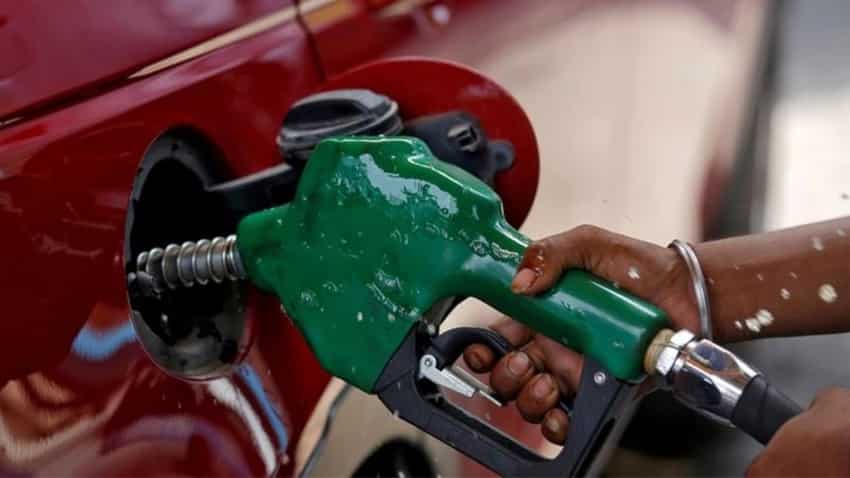 Petrol Diesel Price Today: कच्चे तेल के दाम में आई गिरावट, नया रेट 72 डॉलर- जानें पेट्रोल-डीजल के भाव 