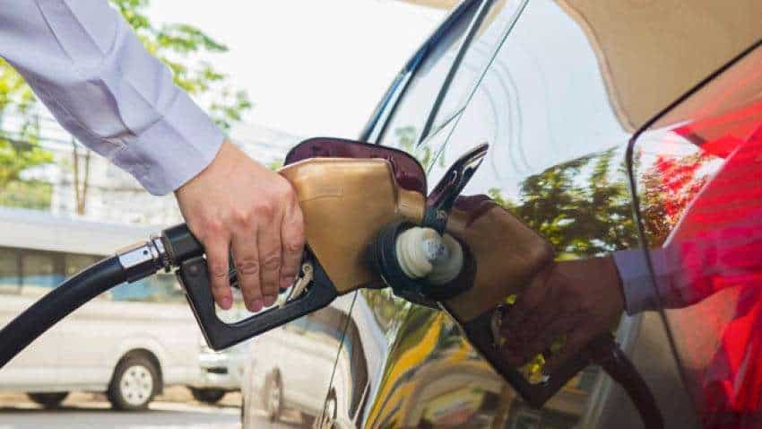 Delhi Petrol Price: दिल्ली सरकार का बड़ा ऐलान, पेट्रोल पर वैट घटने से 8 रुपए तक सस्ता हुआ पेट्रोल