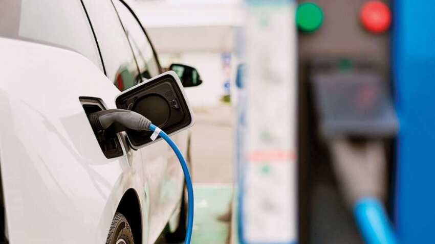 Electric वाहन यूजर्स के लिए खुशखबरी, 22 हजार पेट्रोल पंप पर मिलेंगे चार्जिंग स्टेशन- जानें सरकार की तैयारी  