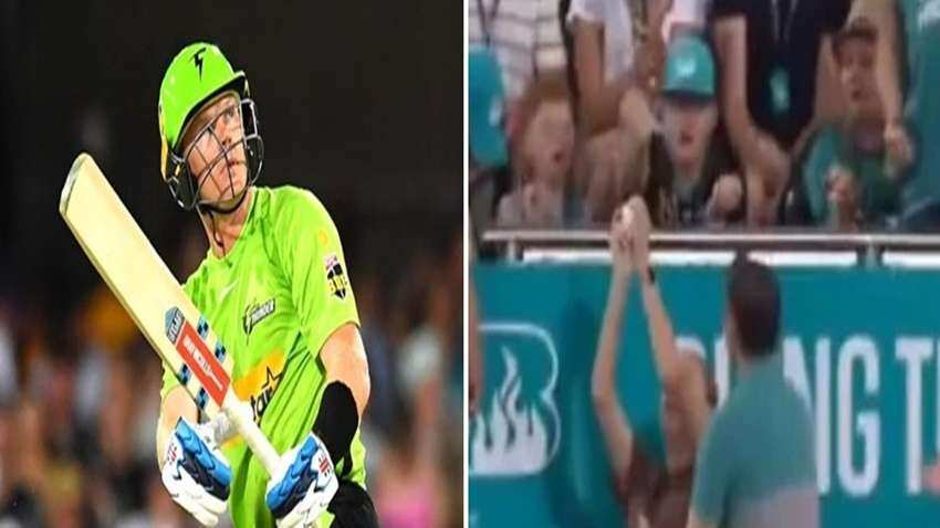VIDEO : बल्लेबाज ने जमाया दमदार शॉट, स्टैंड में बैठी लड़की ने पकड़ा अविश्वसनीय कैच, दंग रह गए दर्शक