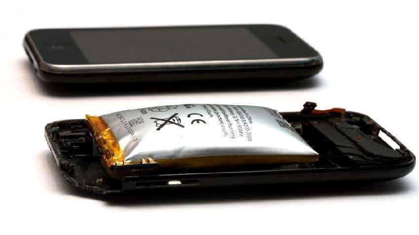 Tech Tip: फोन की फूली हुई बैटरी से हो सकता है ब्लास्ट, जानिए आपके फोन की बैटरी से जुड़ी कुछ खास बातें