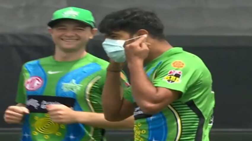 VIDEO: मैदान पर पाकिस्तानी गेंदबाज ने मनाया अनोखा जश्न, बल्लेबाज को आउट करने के बाद धोए हाथ, पहना मास्क