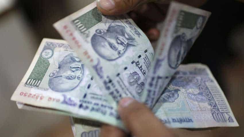Aadhaar Card से करें अपने जन धन खाते को लिंक, मिलता है 1.3 लाख रुपये तक का फायदा