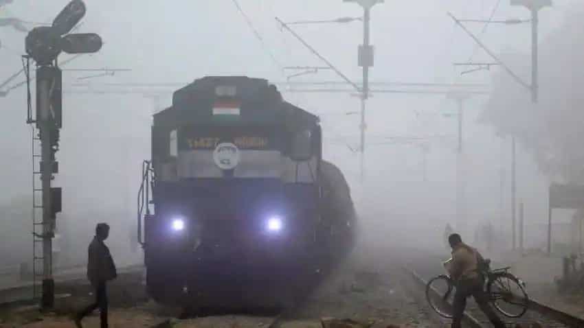 दिल्ली जाने वाले यात्रियों के लिए बड़ी खबर, बढ़ती ठंड और कोहरे की वजह से देरी से चलेंगी ये ट्रेनें