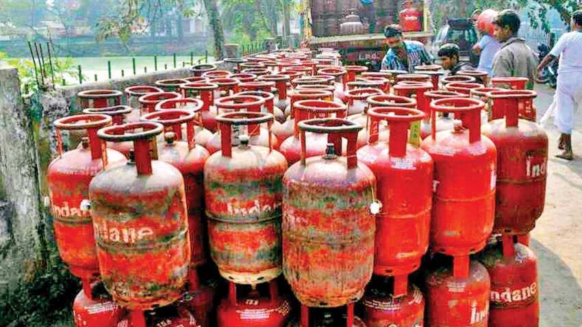 LPG Cylinder Price Hike: महंगाई की मार! आज से सिलेंडर खरीदना पड़ेगा महंगा, 105 रुपए का किया गया इजाफा- जानें नया दाम