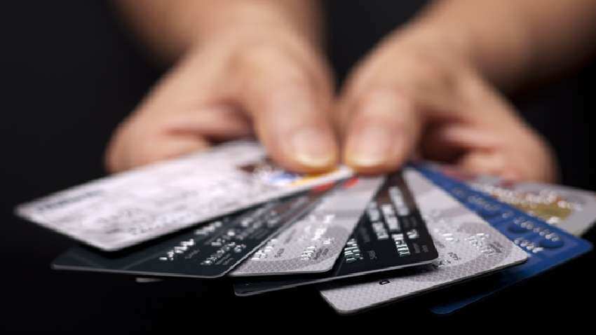 Credit Cards: एक से ज्यादा क्रेडिट कार्ड्स रखते हैं? समझिए आपके लिए कितना फायदा और कितना नुकसान
