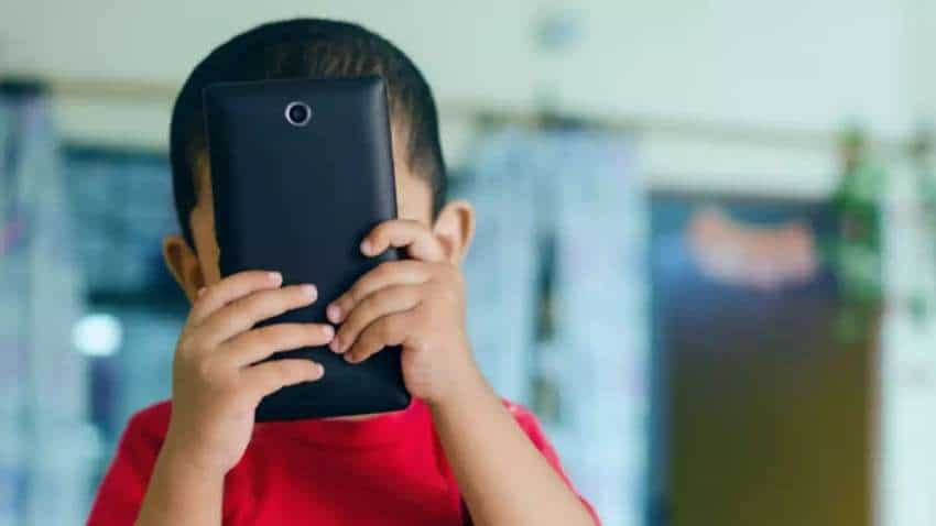 बच्चों पर बुरा असर डाल रही स्मार्टफोन की लत, 23 फीसदी बच्चे सोने से पहले भी करते हैं फोन का इस्तेमाल