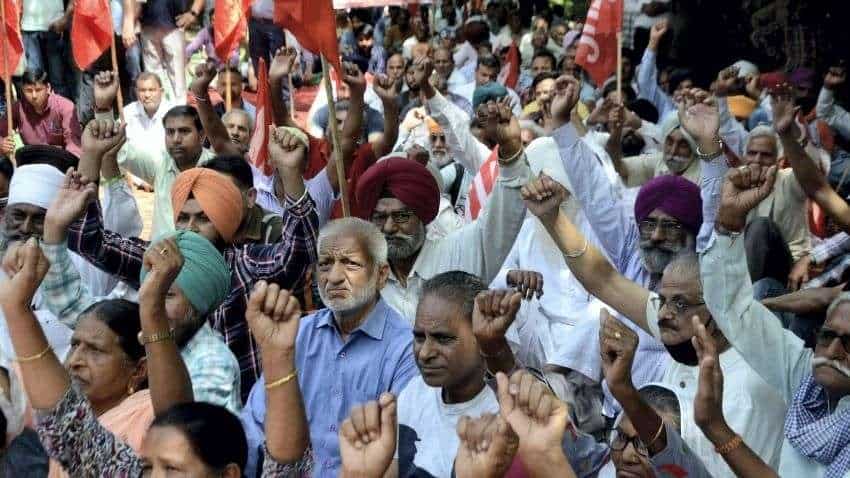 Two-day nationwide strike: दूसरे दिन भी जारी है श्रमिक संगठनों की हड़ताल, बैंकों और इन सेवाओं पर पड़ा असर