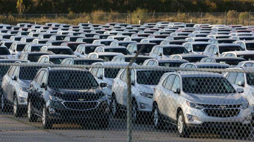 Auto Sales: सेमीकंडक्टर की कमी का असर जारी, मार्च में पैसेंजर व्हीकल की सेल्स में आई 5 फीसदी की गिरावट