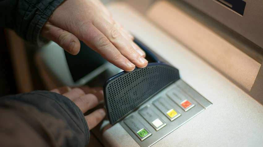 ATM फ्रॉड को रोकने के लिए RBI का बड़ा कदम, बिना कार्ड के निकाल सकेंगे एटीएम से पैसे