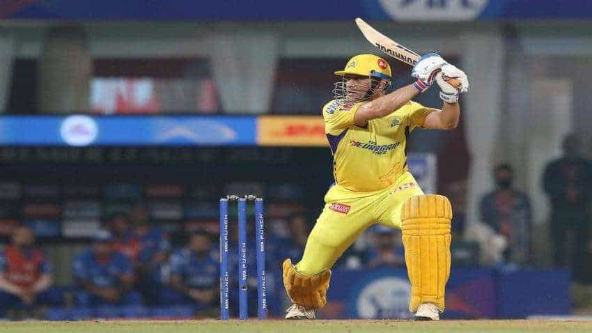 MS Dhoni Finisher: आखिरी गेंद पर चौका जड़ धोनी ने CSK को दिलाई रोमांचक जीत, माही के सामने नतमस्तक हुए जडेजा