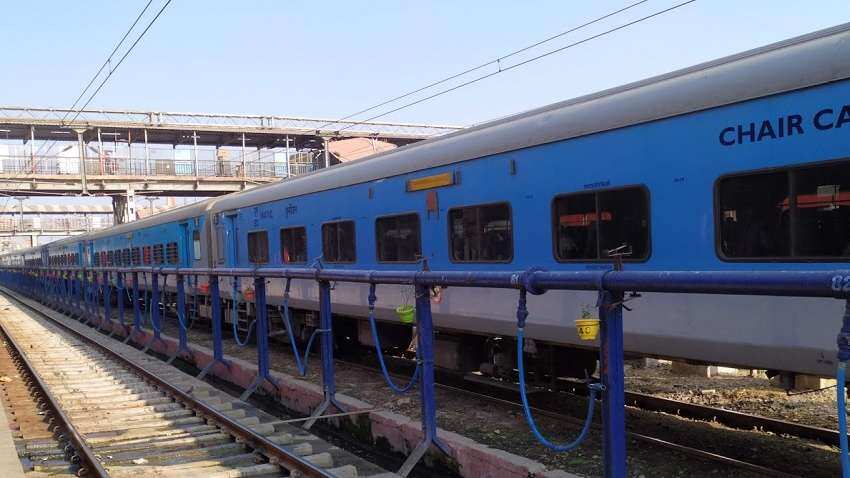 Indian Railways: रेलवे ने 166 ट्रेनों को आज कर दिया रद्द, स्टेशन जाने से पहले यहां चेक अपनी गाड़ी का स्टेटस