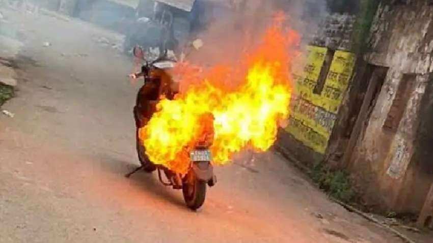 E-Scooters Fire Case: इलेक्ट्रिक स्कूटर्स में हाल में लगी आग की वजह आई सामने, जांच कमेटी की प्राथमिक रिपोर्ट जारी