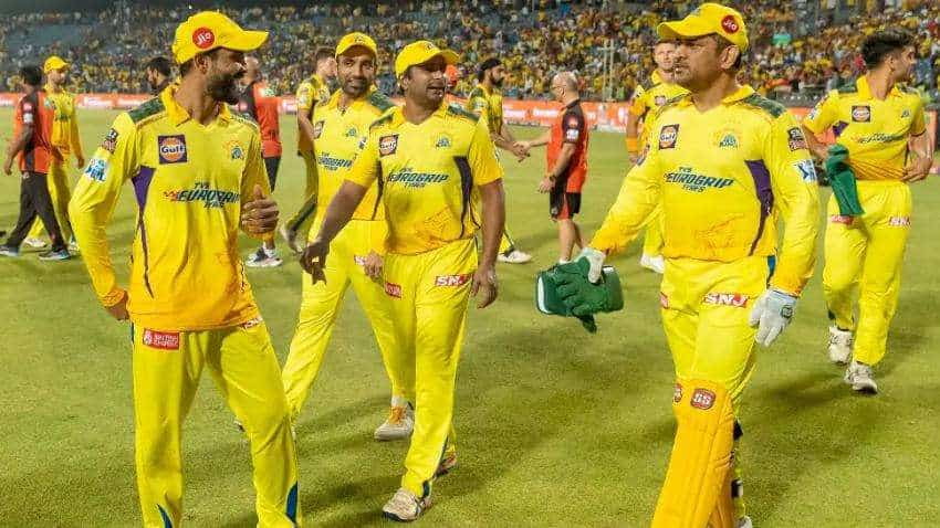 DHONI के कप्तानी संभालते ही पुराने रंग में लौटी CSK, क्या अब भी प्लेऑफ में पहुंच पाएगी माही की सेना