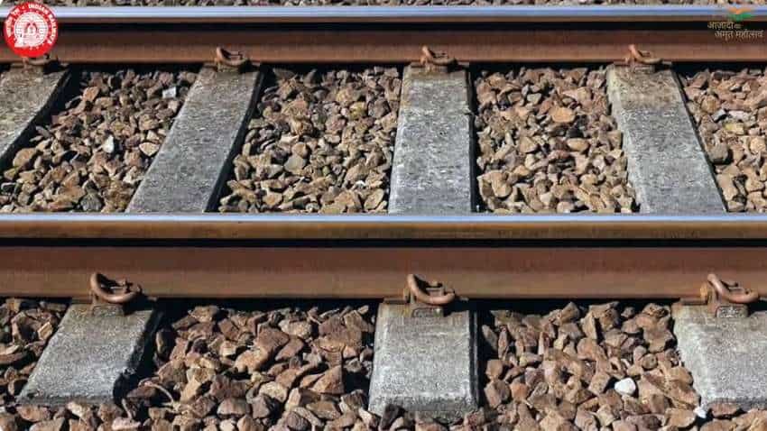 Indian Railways: रेल ट्रैक के नीचे आखिर क्यों बिछाई जाती है गिट्टी, रेलवे ने बताई ये बेहद रोचक वजह