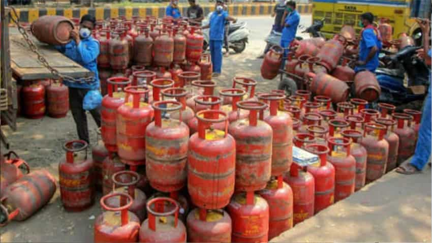 महंगाई के बोझ से मिलेगी राहत! केवल 369 रुपए में पाएं Gas Cylinder, बुकिंग की भी नहीं होगी जरूरत