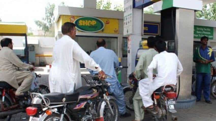 Petrol-Diesel Price Hike: 'कंगाल' पाकिस्तान पर गिरा महंगाई बम- आधी रात को पेट्रोल-डीजल 30 रुपए हुआ महंगा किया, ये रही वजह