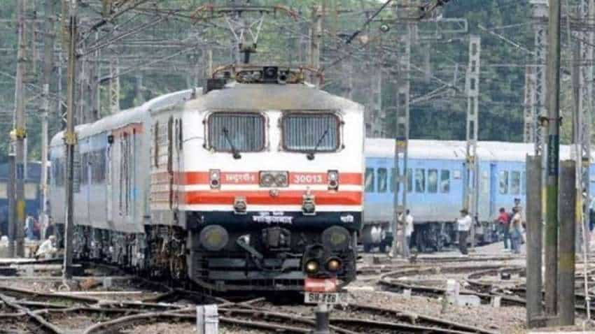 Indian Railways: रेल यात्रियों के लिए ट्रेन टिकट लेना होगा अब और आसान, QR कोड स्कैन कर फटाफट होगा भुगतान