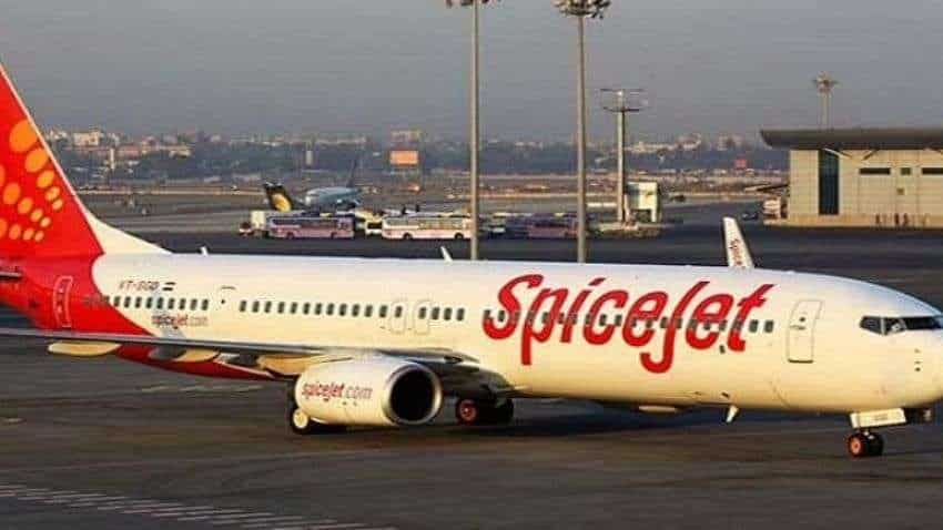 DGCA ने स्पाइसजेट पर लगाया 10 लाख रुपए का जुर्माना, बिना ट्रेनिंग के इन विमानों को नहीं उड़ा सकेंगे पायलट 