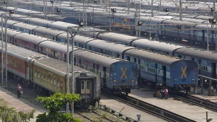 Indian Railways: पैसेंजर्स ध्यान दें, रेलवे ने आज कैंसिल कर दी 219 ट्रेनें, घर से निकलने के पहले यहां चेक करें लिस्ट