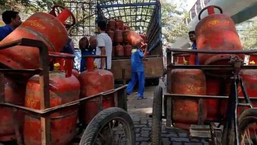 LPG Subsidy पर न रहे कोई कन्फ्यूजन, ऑयल सेक्रेटरी ने बताया किसे मिल रही गैस सिलेंडर पर ₹200 की राहत