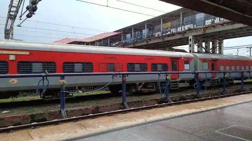 Indian Railways: नहीं चलेंगी 206 ट्रेनें आज, रेलवे ने कर दी कैंसिल, स्टेशन जाने से पहले यहां देखें लिस्ट