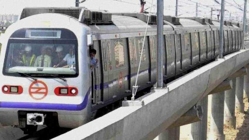 Delhi Metro: दिल्ली मेट्रो के इस रूट में फिर आई तकनीकी खराबी, देरी से चल रही कई ट्रेनें