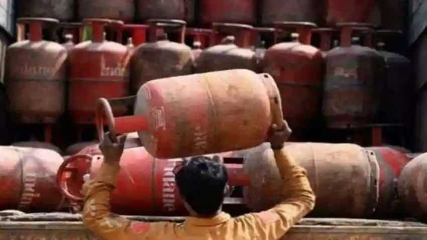 LPG Price Hike: आम आदमी के लिए घरेलू सिलेंडर खरीदना हुआ महंगा, 50 रुपए बढ़े एलपीजी के दाम