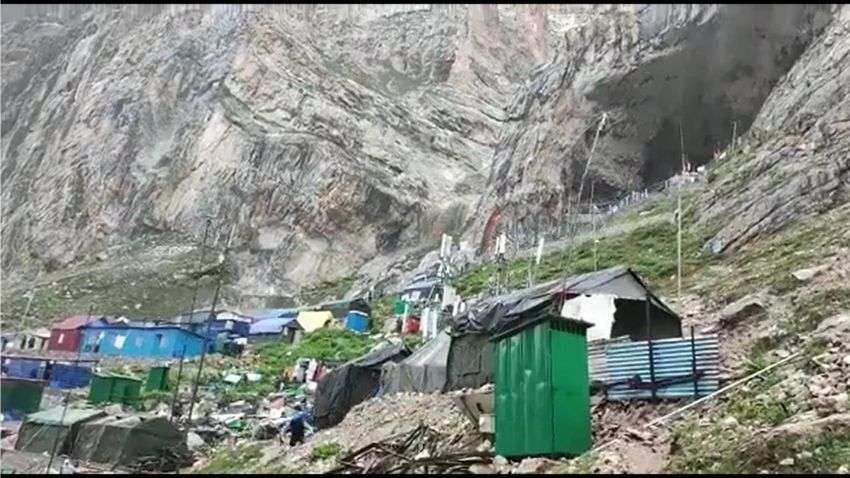 Amarnath Yatra Cloudburst: अमरनाथ गुफा के पास बादल फटा, रोकी गई यात्रा, 5 लोगों की मौत