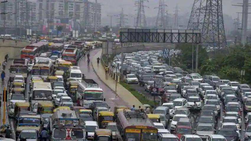 Delhi Traffic: राजधानी में बारिश की वजह से कई जगहों पर ट्रैफिक जाम, दिल्ली पुलिस ने जारी किया अलर्ट