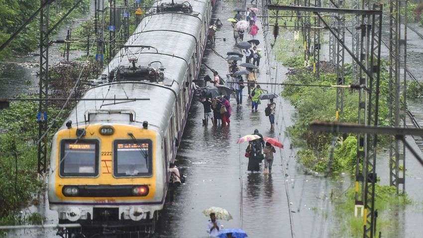 Indian Railways: रेलवे ने आज कैंसिल कर दी ये 142 ट्रेनें, कराया है रिजर्वेशन तो फटाफट चेक कर लें स्टेटस